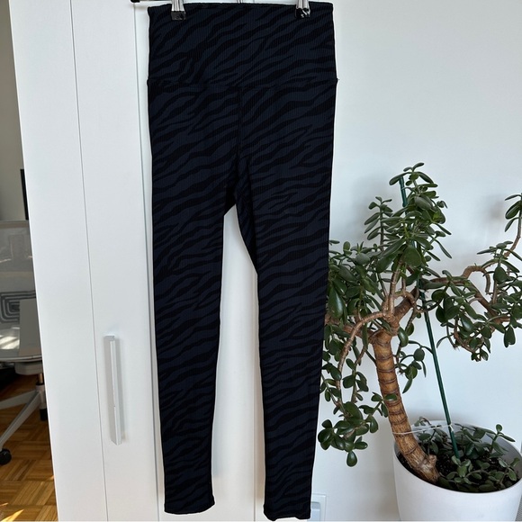 Carbon38 Printed Ribbed 7/8 Length Leggings In Ribbed Zebra Print, EUC - Picture 5 of 8